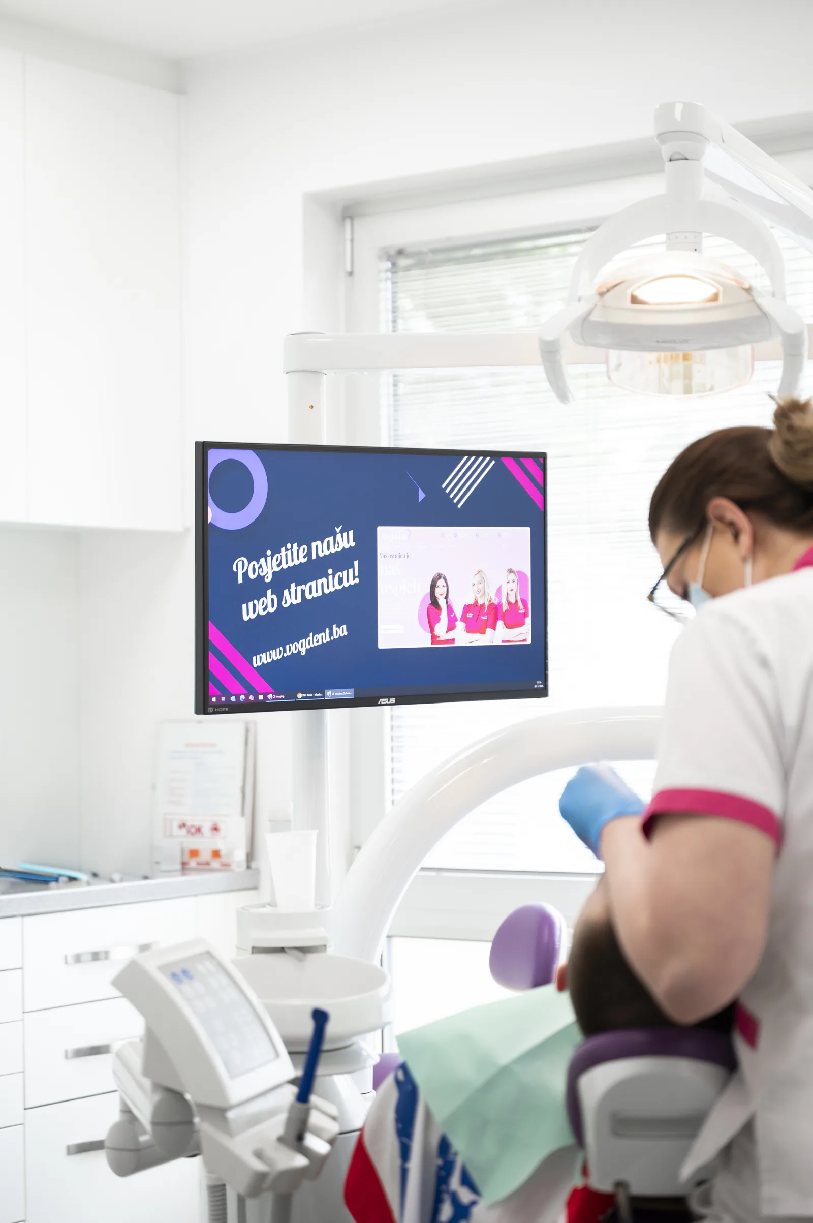 Rad u ordinaciji Vogdent — digitalni prikaz i stomatološka njega uz vogdent.ba na monitoru