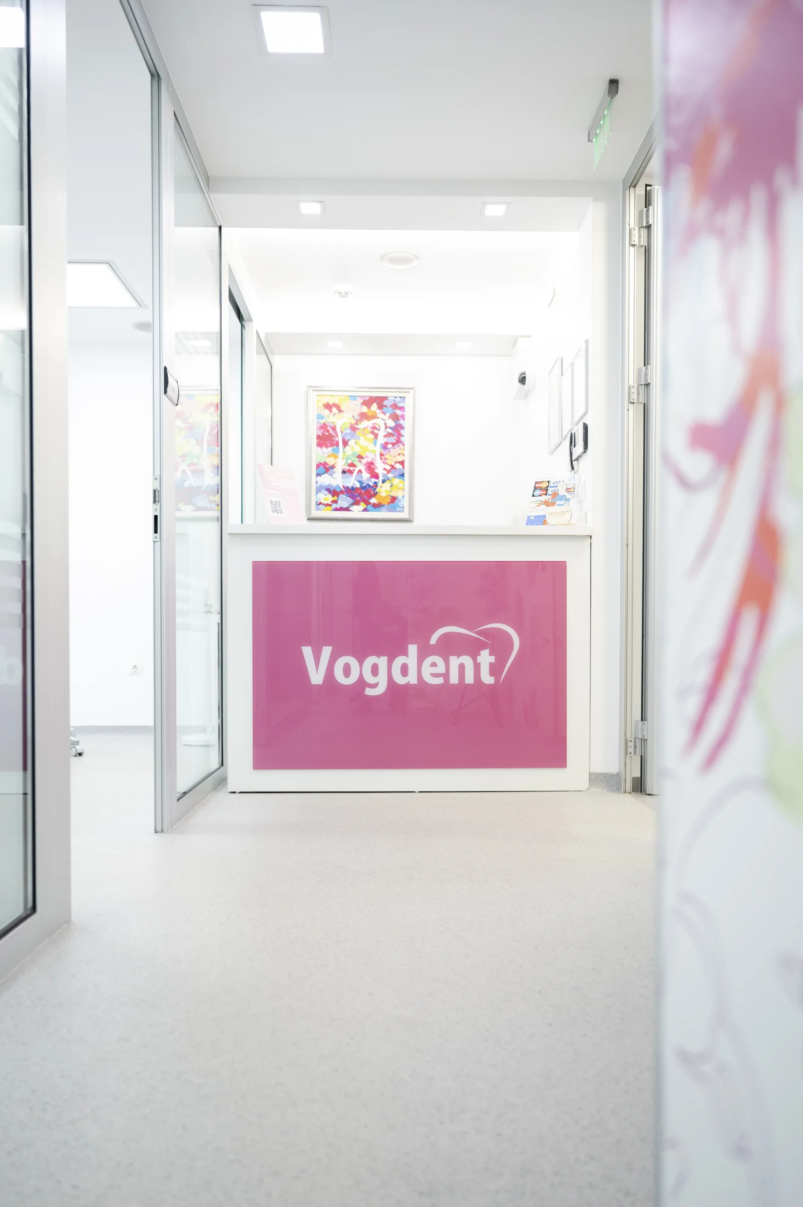 Recepcija stomatološke ordinacije Vogdent — pult s Vogdent logotipom