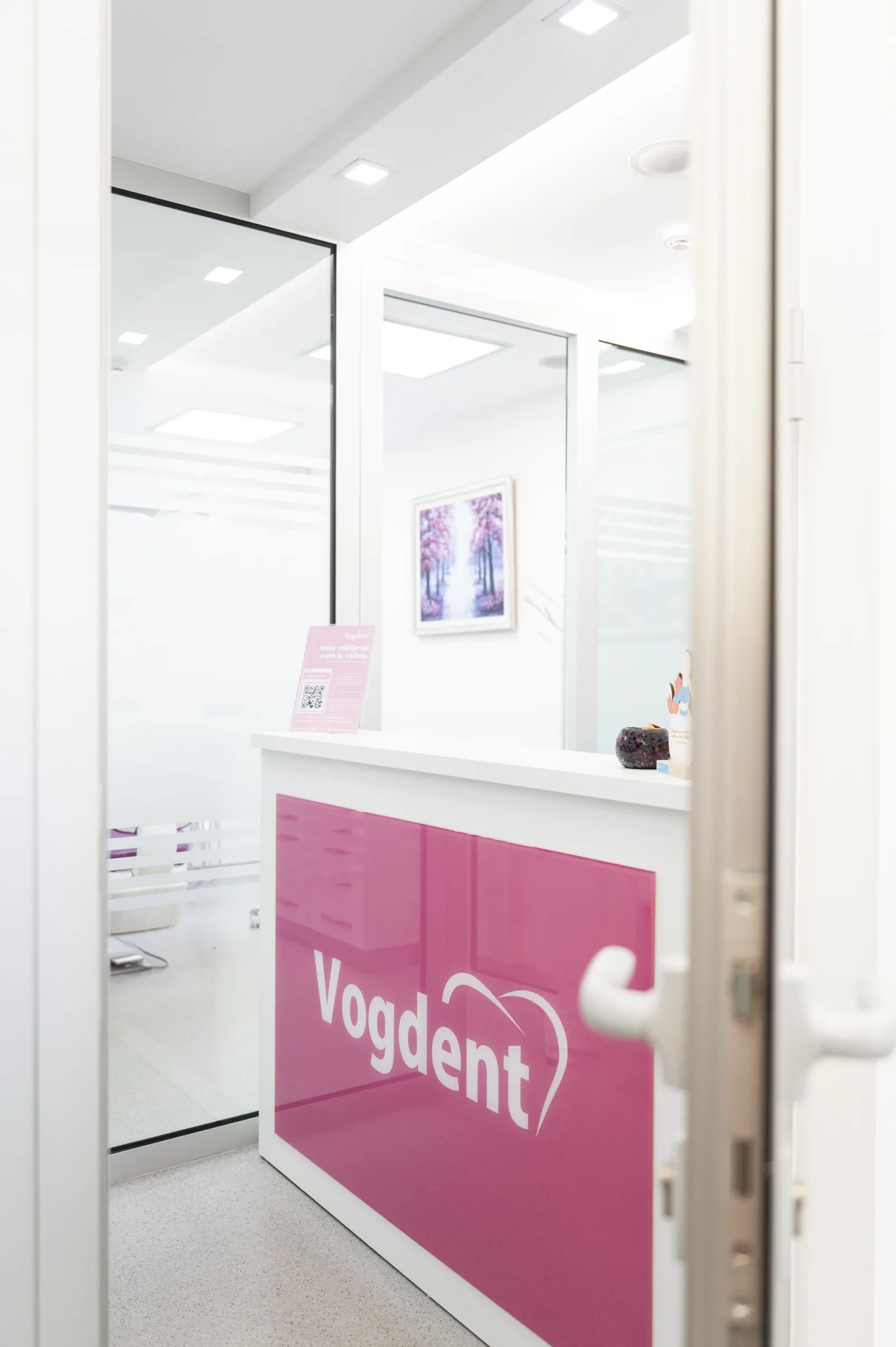 Ulaz u ordinaciju Vogdent — recepcija i putokaz