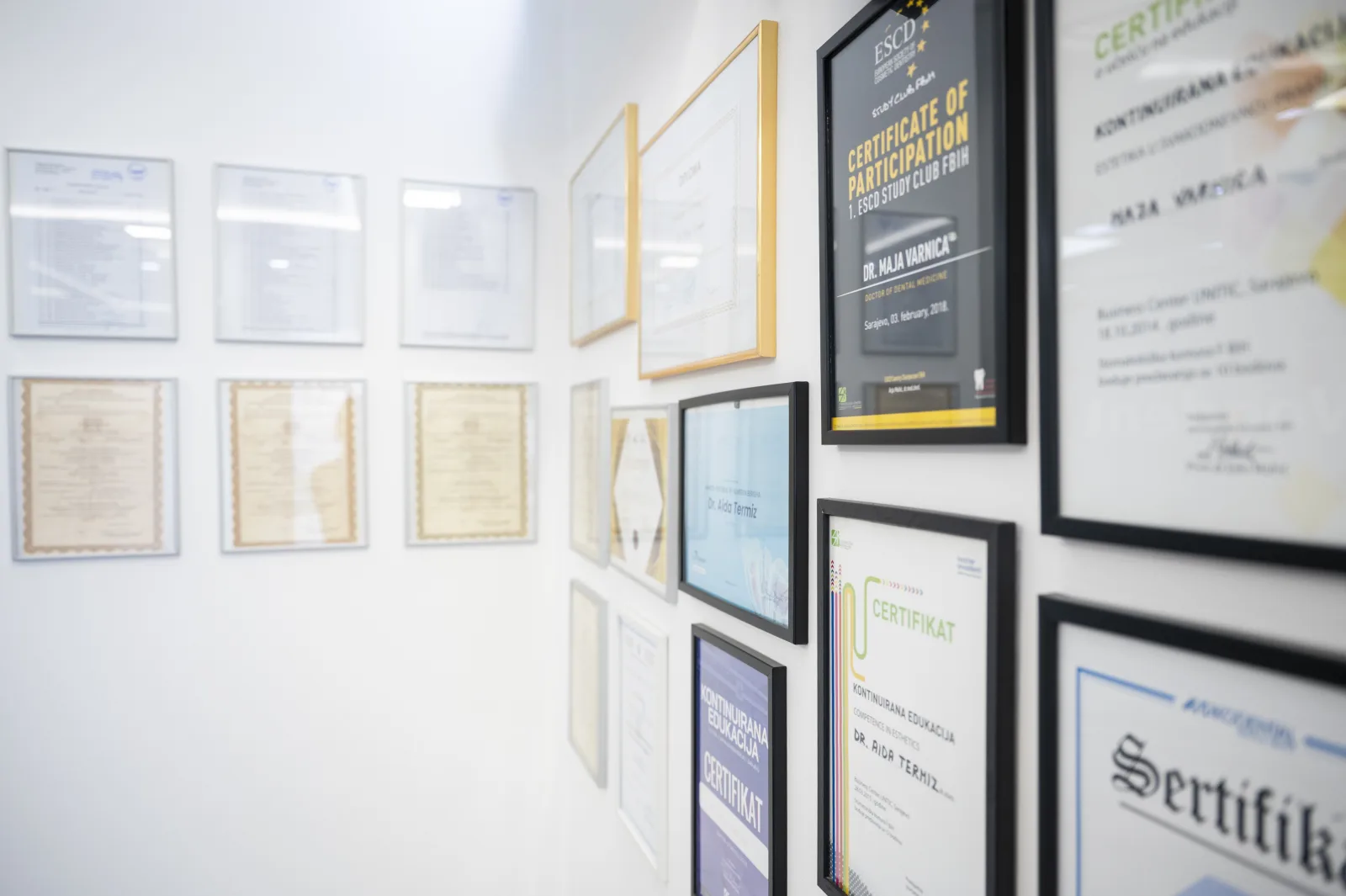 ESCD i stručna edukacija — zid diploma u ordinaciji Vogdent